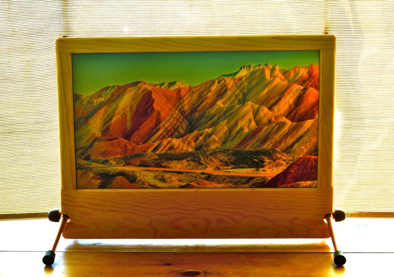 The translucent incandescent day monitor